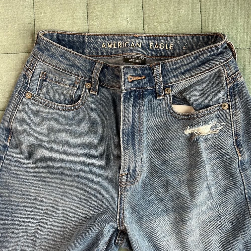 American Eagle Dad Jeans Loose fit. The perfect go to jeans! Size 26/27 2/4